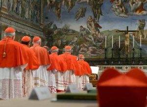 12mar2013-cardeais-se-reuniram-na-capela-sistina-antes-do-conclave-em-2013-o-proximo-comeca-em-7-d.jpeg
