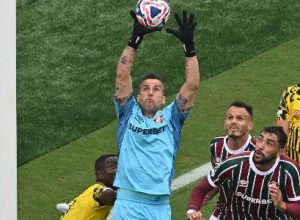 fabio-goleiro-do-fluminense-contra-o-borussia-em-acao-na-estreia-do-mundial-de-clubes-1750186181141.jpeg