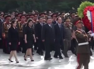 kim-jong-un-e-ju-ae.jpeg-e1785153081412.jpg